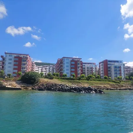 Family Apartament Crown Pool&sea - Bastetbs